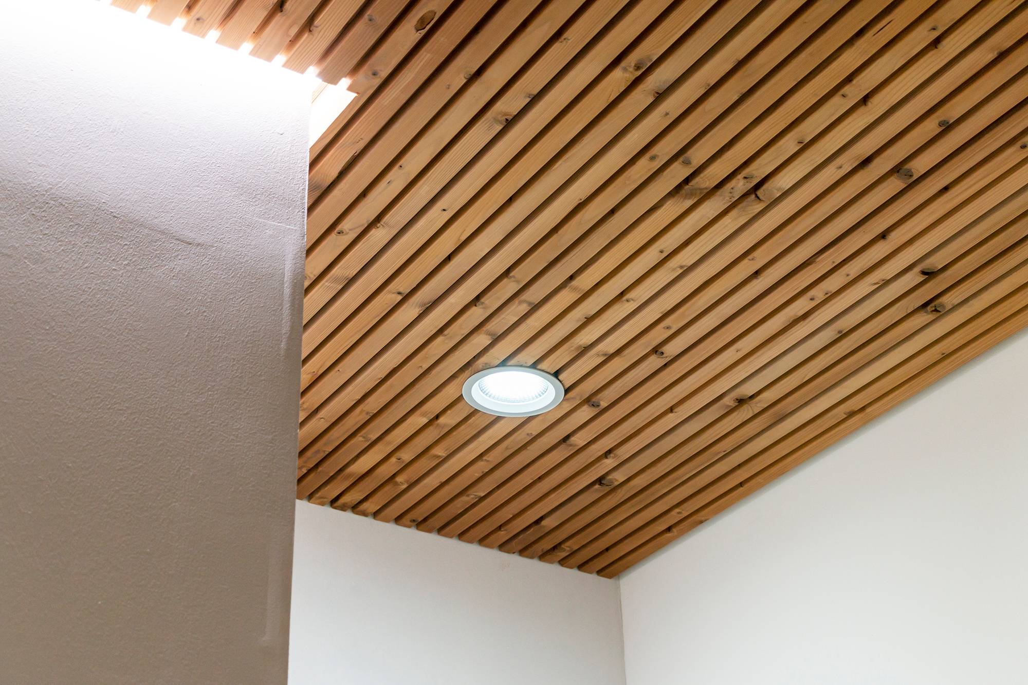 Emisor profundo empotrable EYE y luz indirecta con tira de LED. Tanto la tira de LED como el haz profundo son regulables en temperatura de color. Ledstore.fi